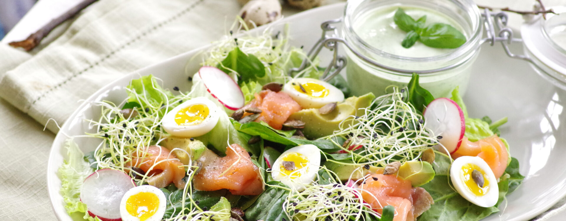 Kevadine salat soolalõhe ja ürdikastmega